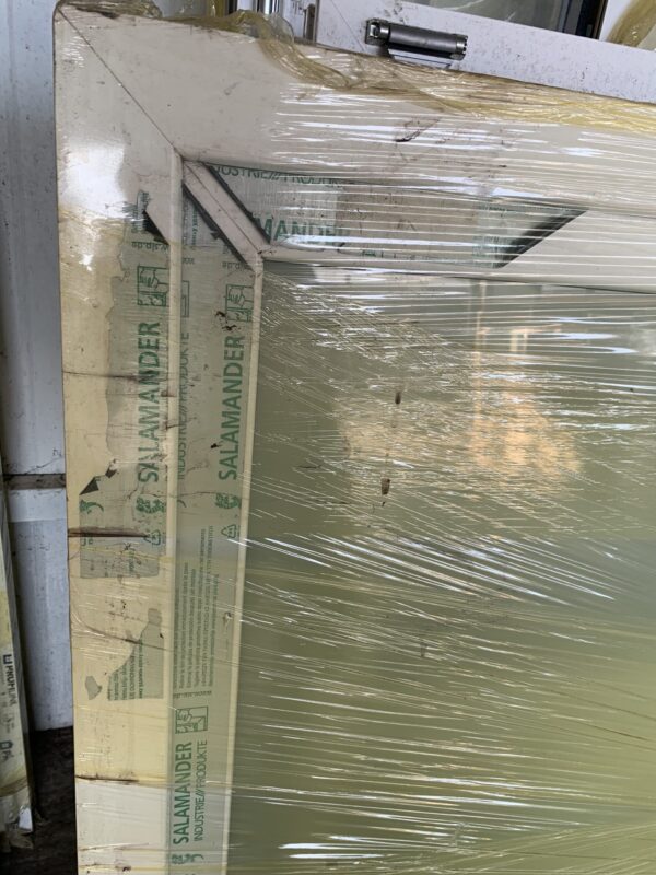 Finestra in PVC Bianco Effeto Legno con Vetro Satinato